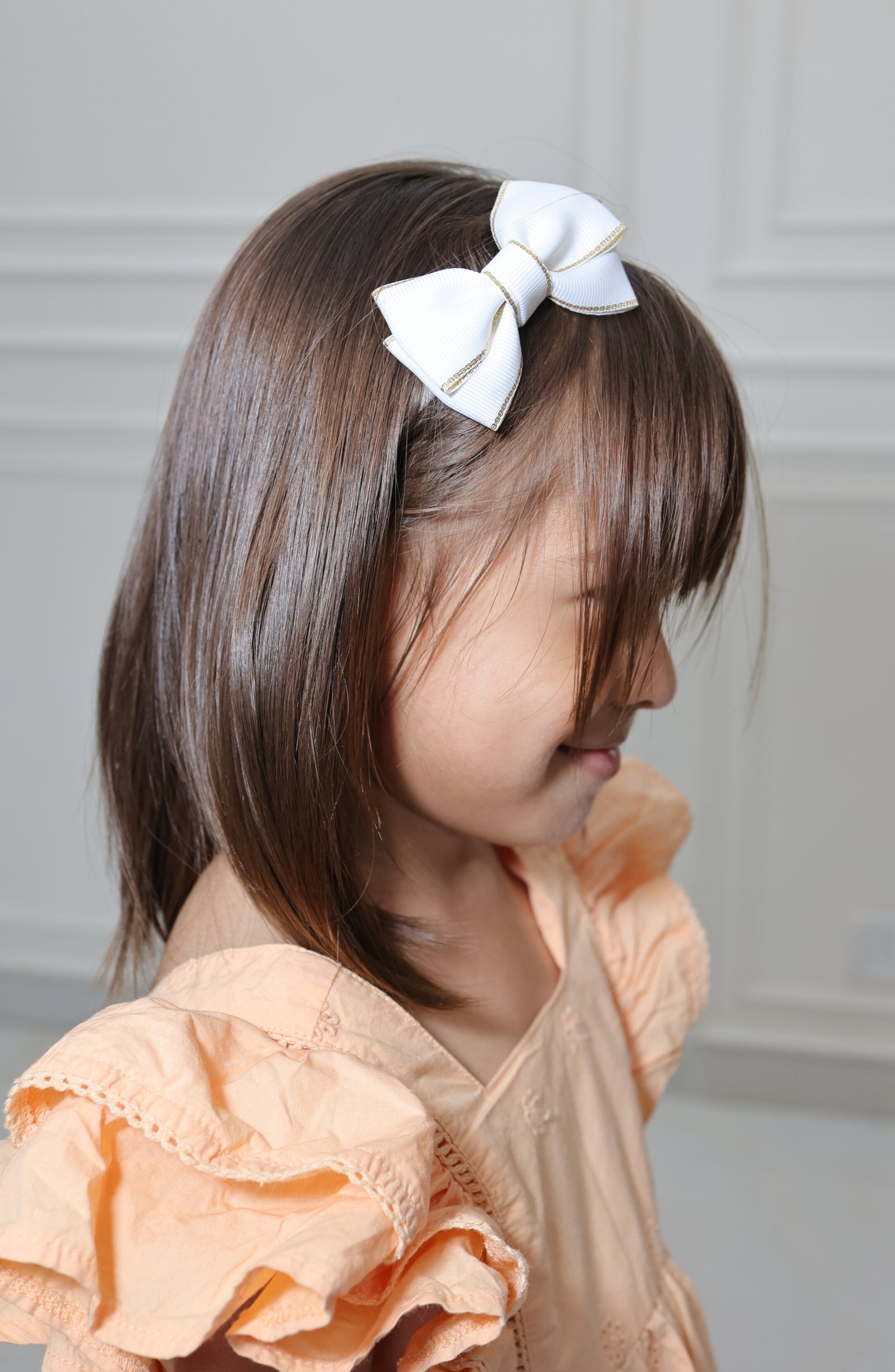 Little girl wearing Tesral grosgrain ribbon hair bow headband in white– soft and stylish accessory for everyday wear and birthday
